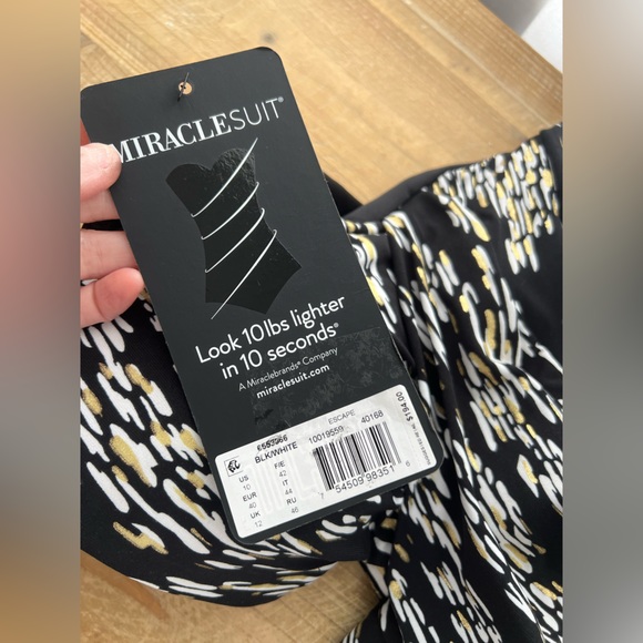 New Miraclesuit Layered Escape One Piece in Zara Dazzle Size 10 - Picture 7 of 7